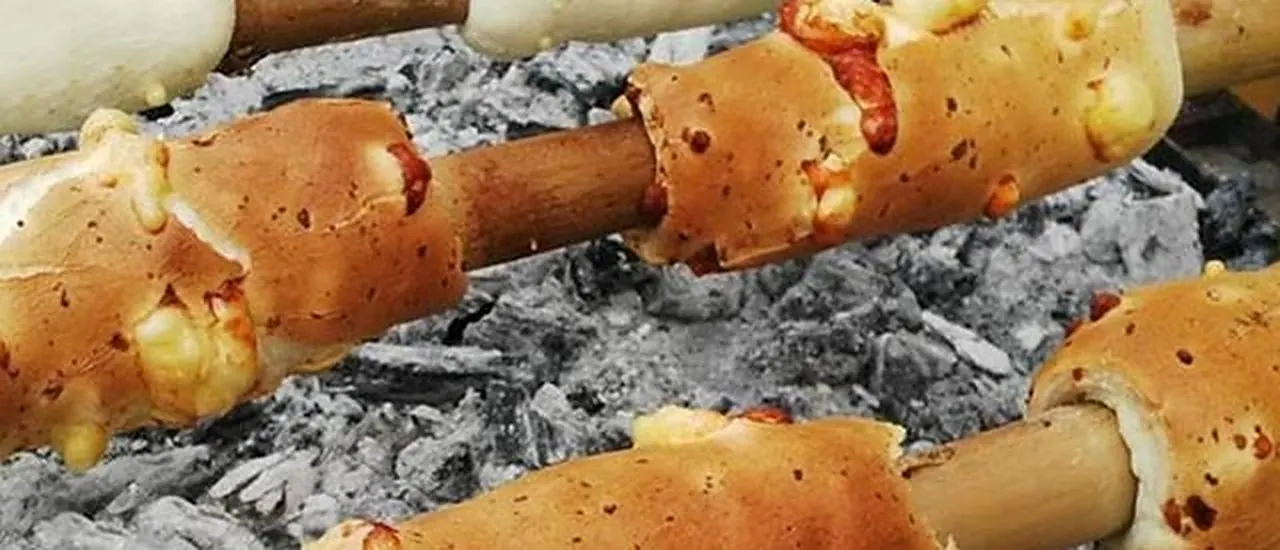 Chipá asado en palo sobre brasas