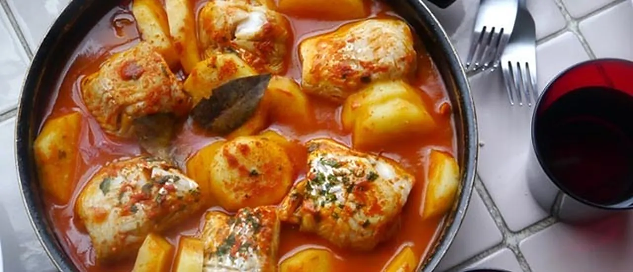 Pescado con papas en salsa criolla