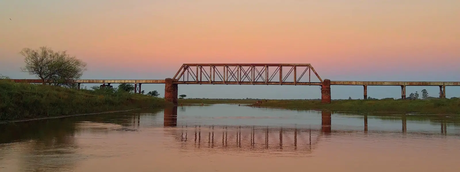Río Santa Lucía y puente ferroviario de San Roque al atardecer